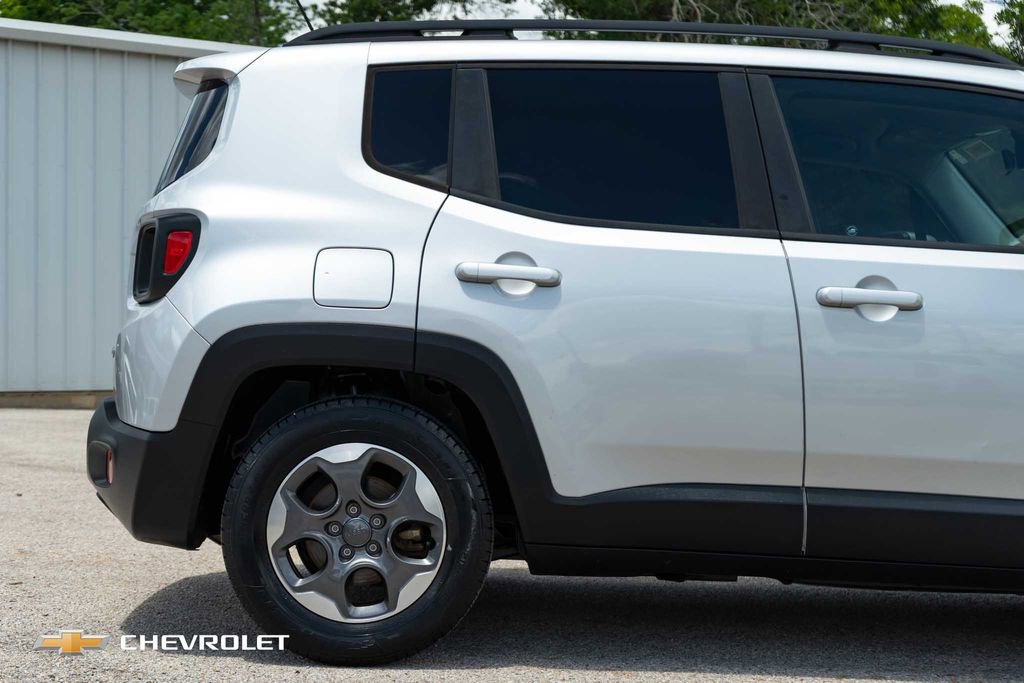 Used 2015 Jeep Renegade Latitude FWD image 5