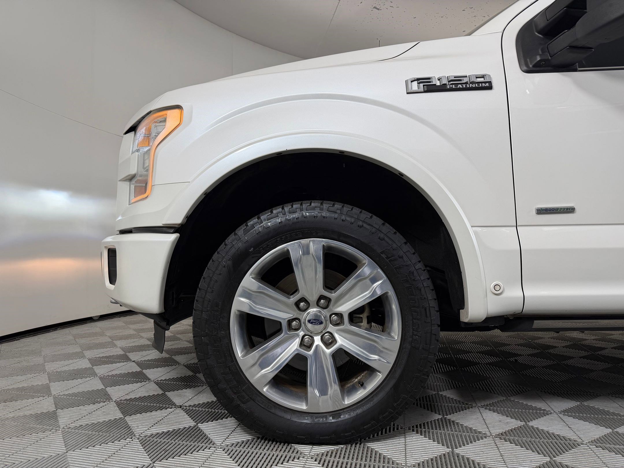 Used 2016 Ford F150 Platinum w/ Equipment Group 701A Luxury AWD/4WD image 10