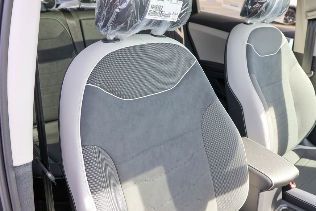 Used 2025 Volkswagen Taos SE image 36