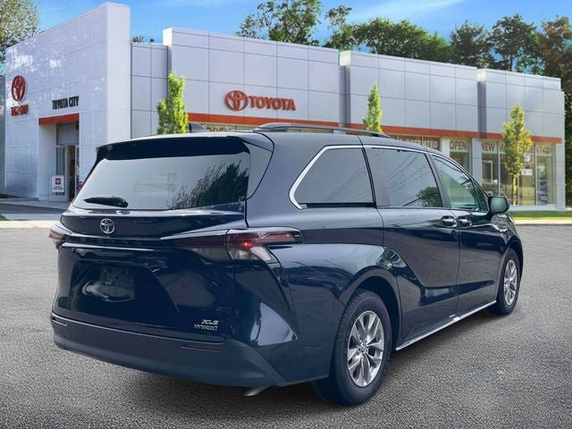 Used 2023 Toyota Sienna XLE FWD image 6