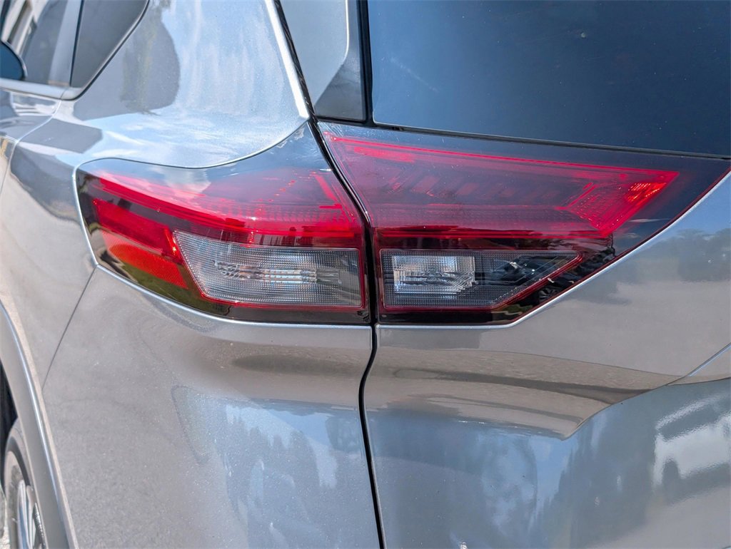 Used 2022 Nissan Rogue SV image 11