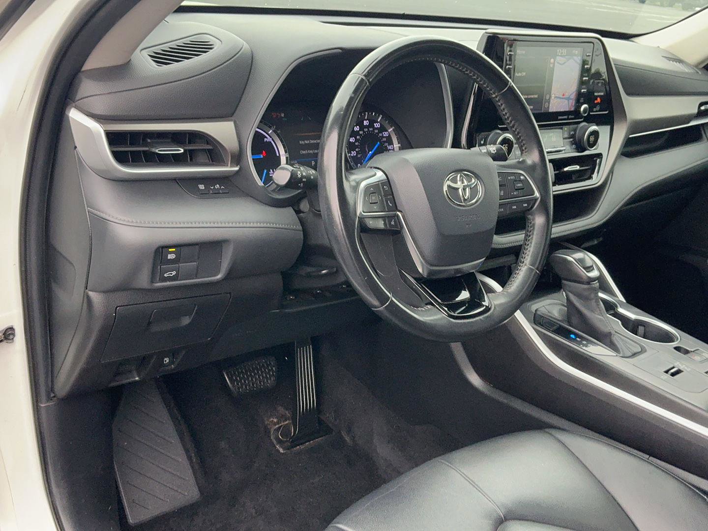 Used 2020 Toyota Highlander XLE AWD/4WD image 16