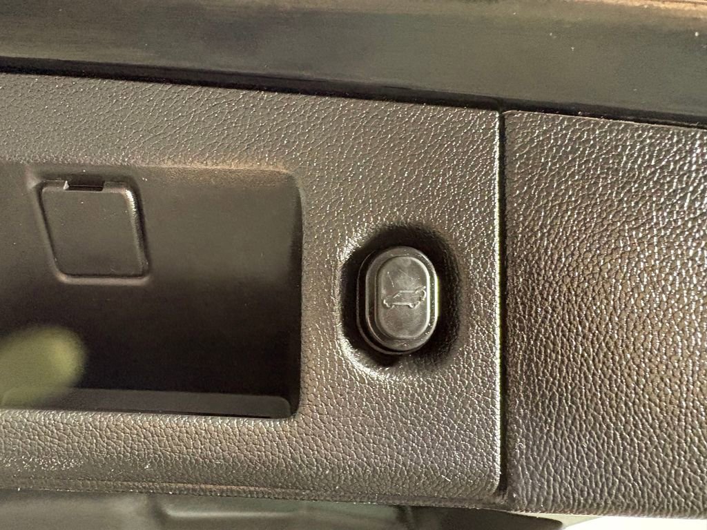 Used 2018 Chevrolet Suburban LT image 32