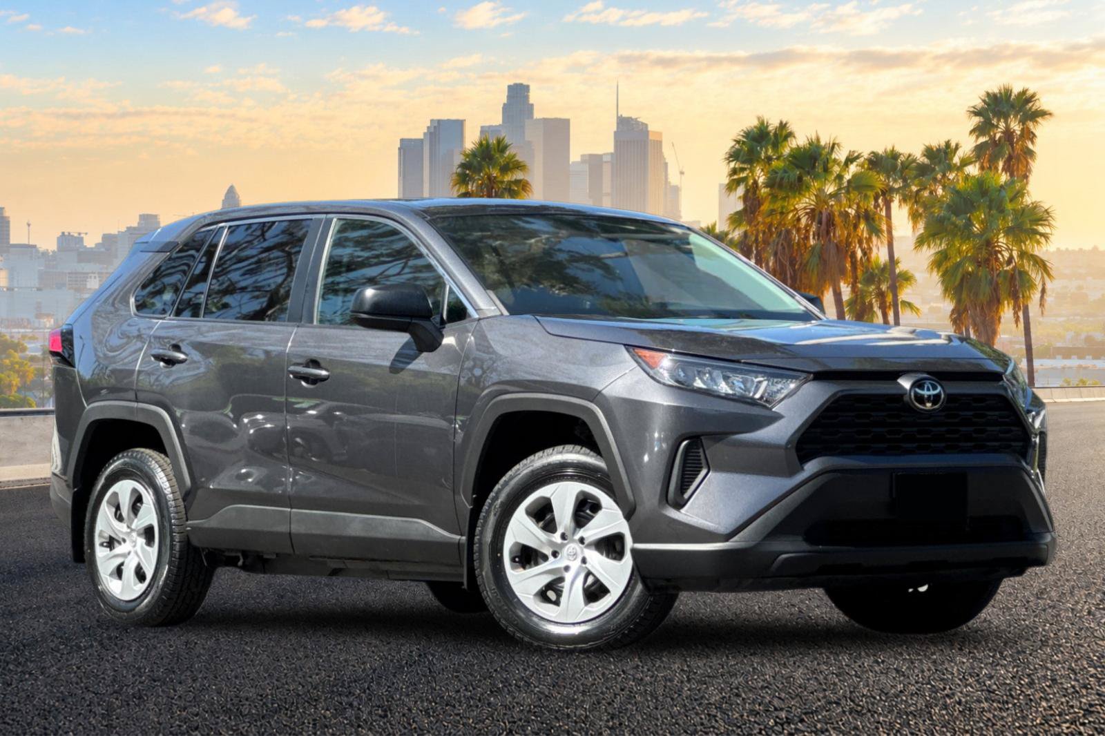 Used 2022 Toyota RAV4 LE FWD image 2
