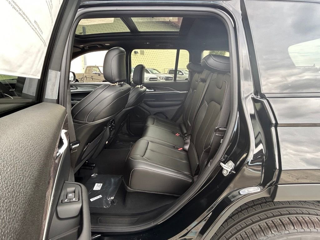 Used 2025 Jeep Grand Cherokee Limited w/ Black Appearance Package RWD image 28