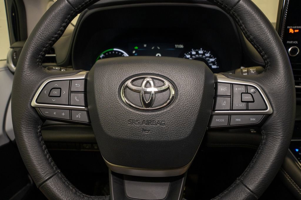 Used 2025 Toyota Sienna XLE image 21