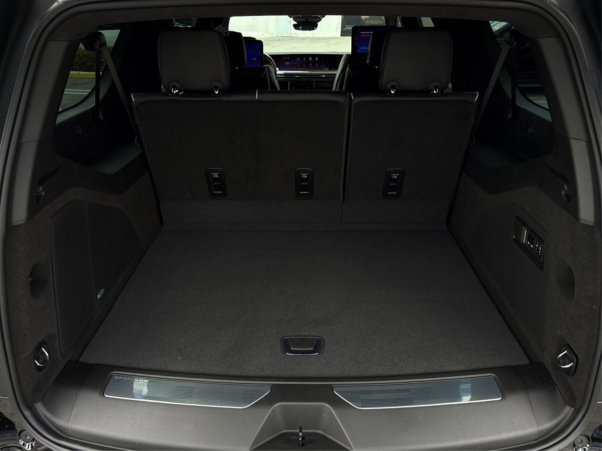 New 2026 Cadillac Escalade ESV Platinum Sport w/ LPO, ONYX Package image 11