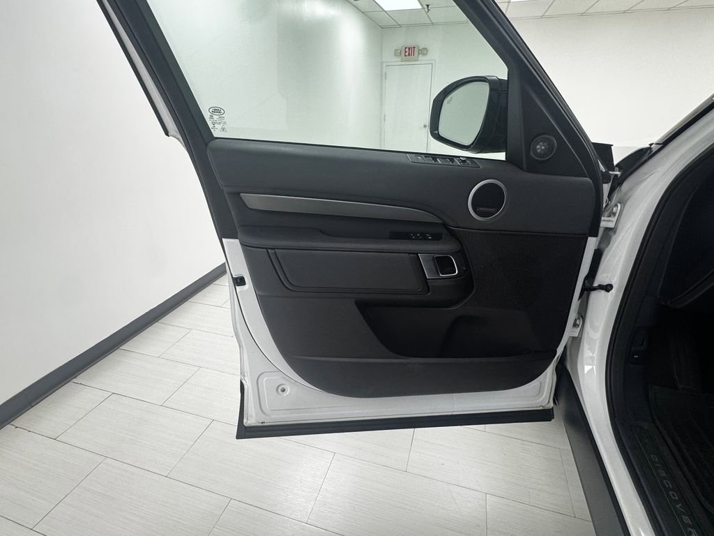 Used 2017 Land Rover Discovery HSE image 9