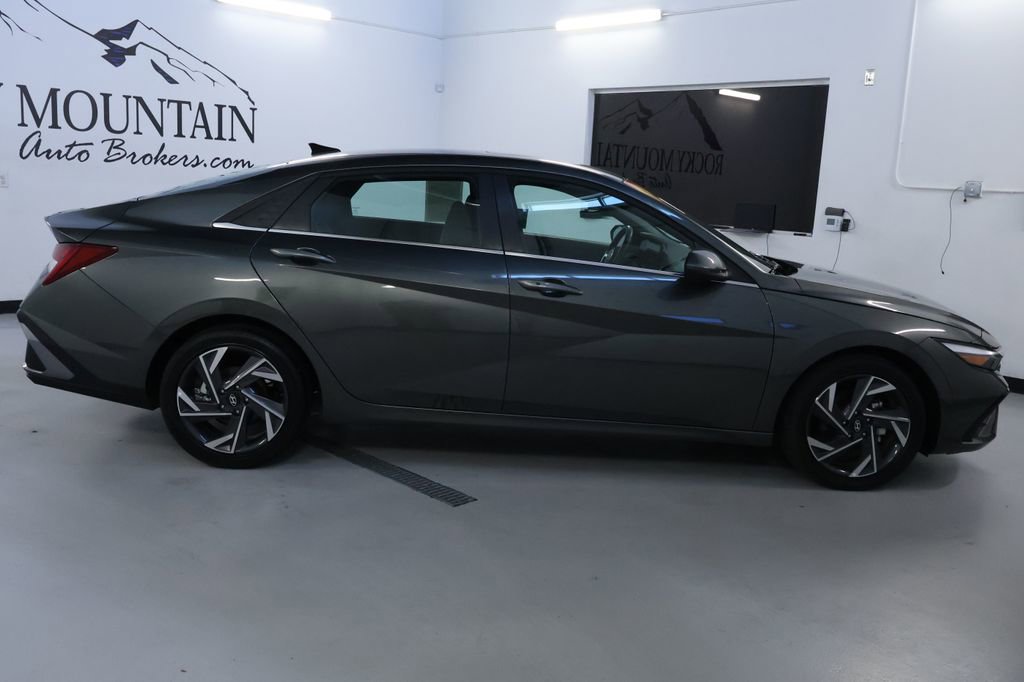 Used 2025 Hyundai Elantra SEL image 8