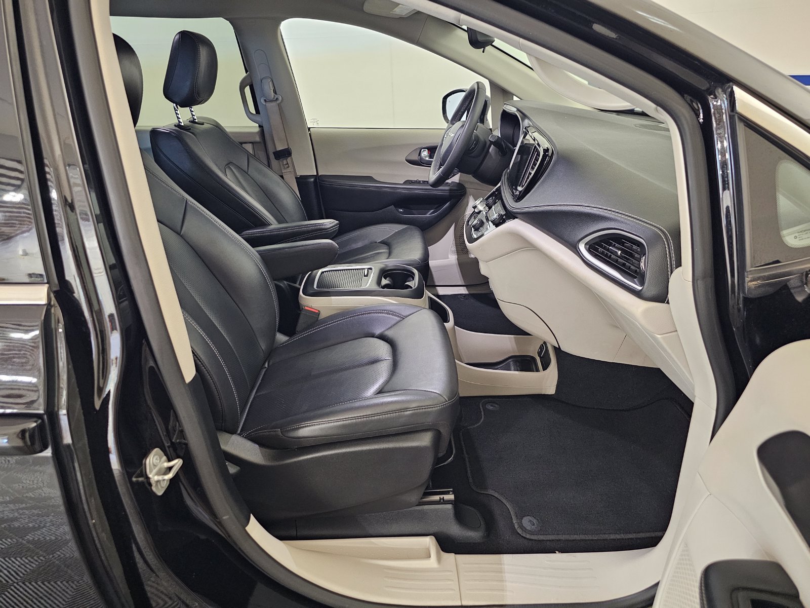 Used 2024 Chrysler Pacifica Limited FWD image 25