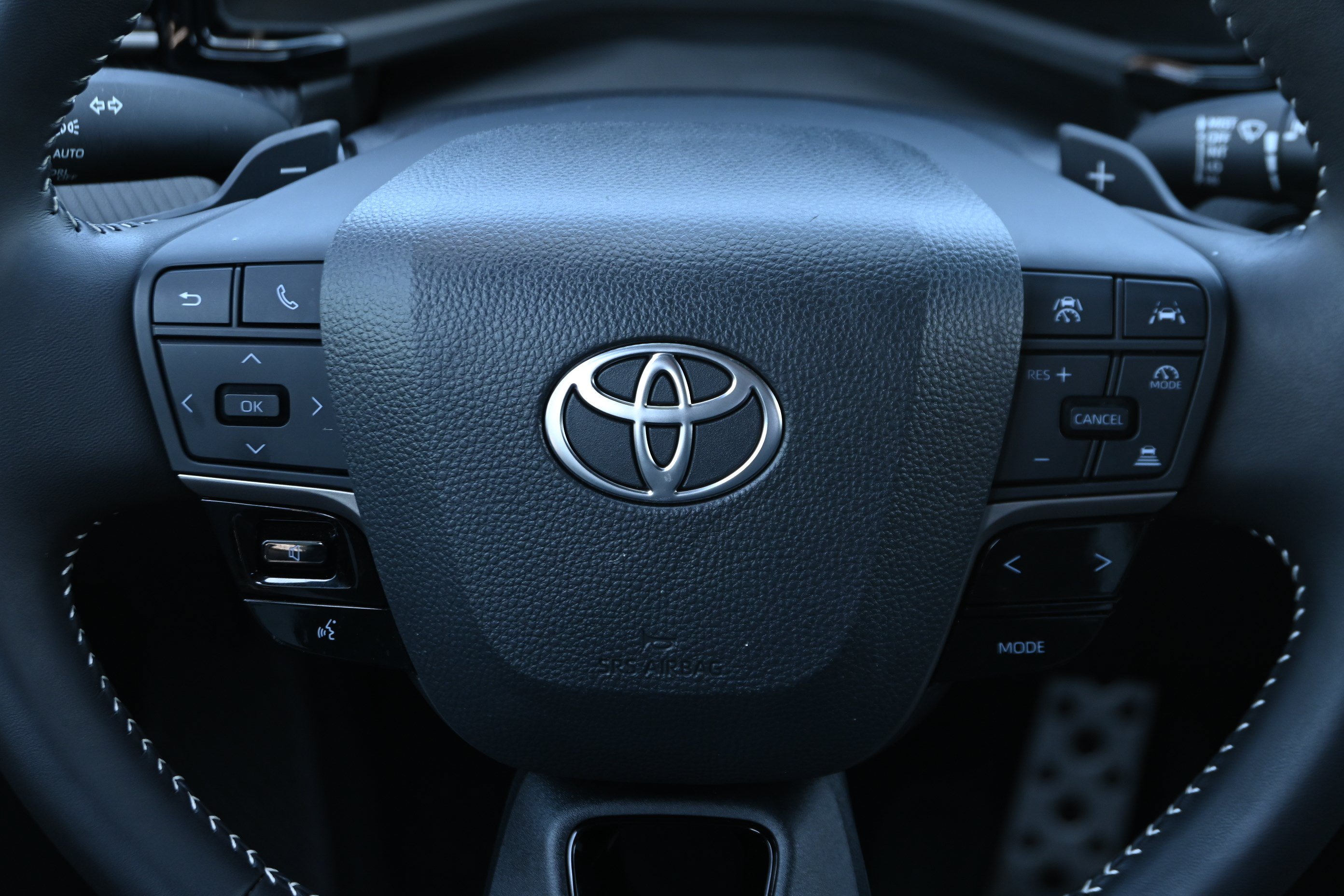 Used 2025 Toyota Camry SE w/ Convenience Package FWD image 32