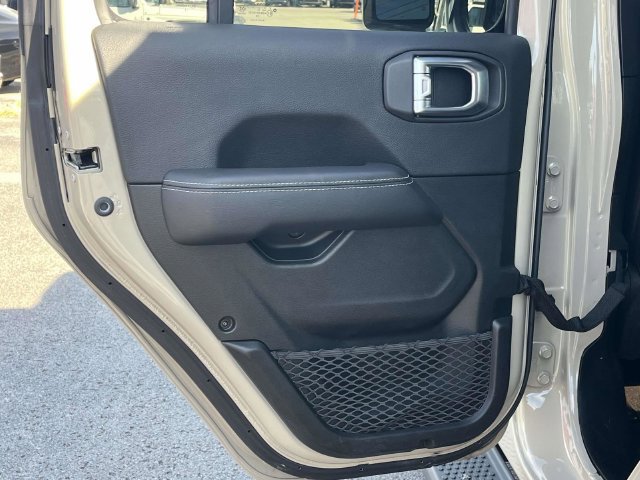 Used 2022 Jeep Wrangler Unlimited Sahara AWD/4WD image 16