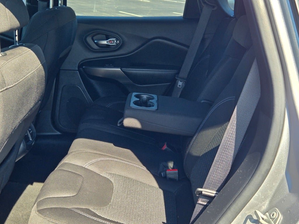 Used 2020 Jeep Cherokee Latitude AWD/4WD image 16