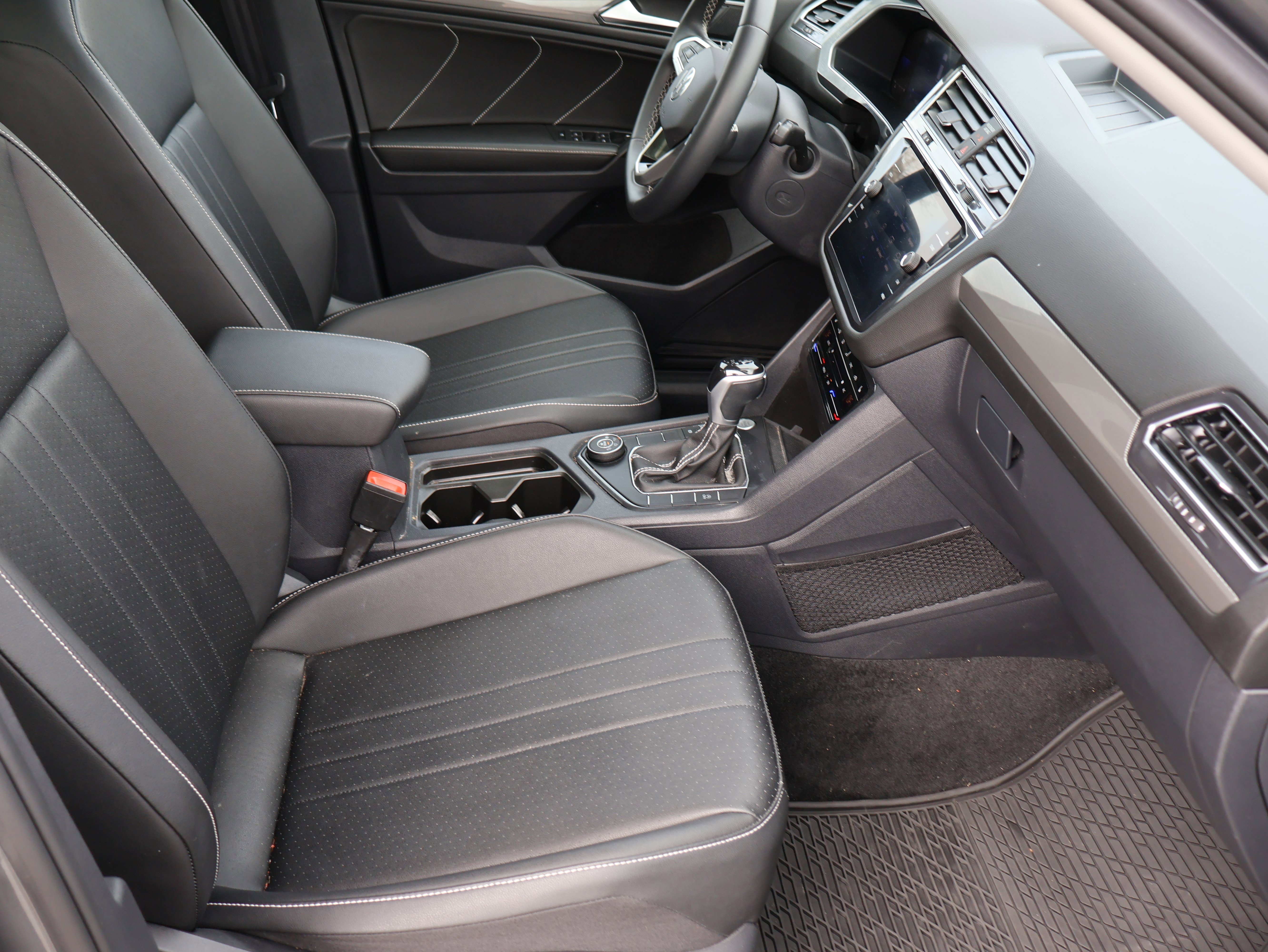 Used 2023 Volkswagen Tiguan SE image 11
