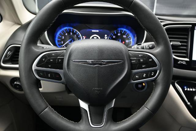 Used 2024 Chrysler Pacifica Touring-L FWD image 23