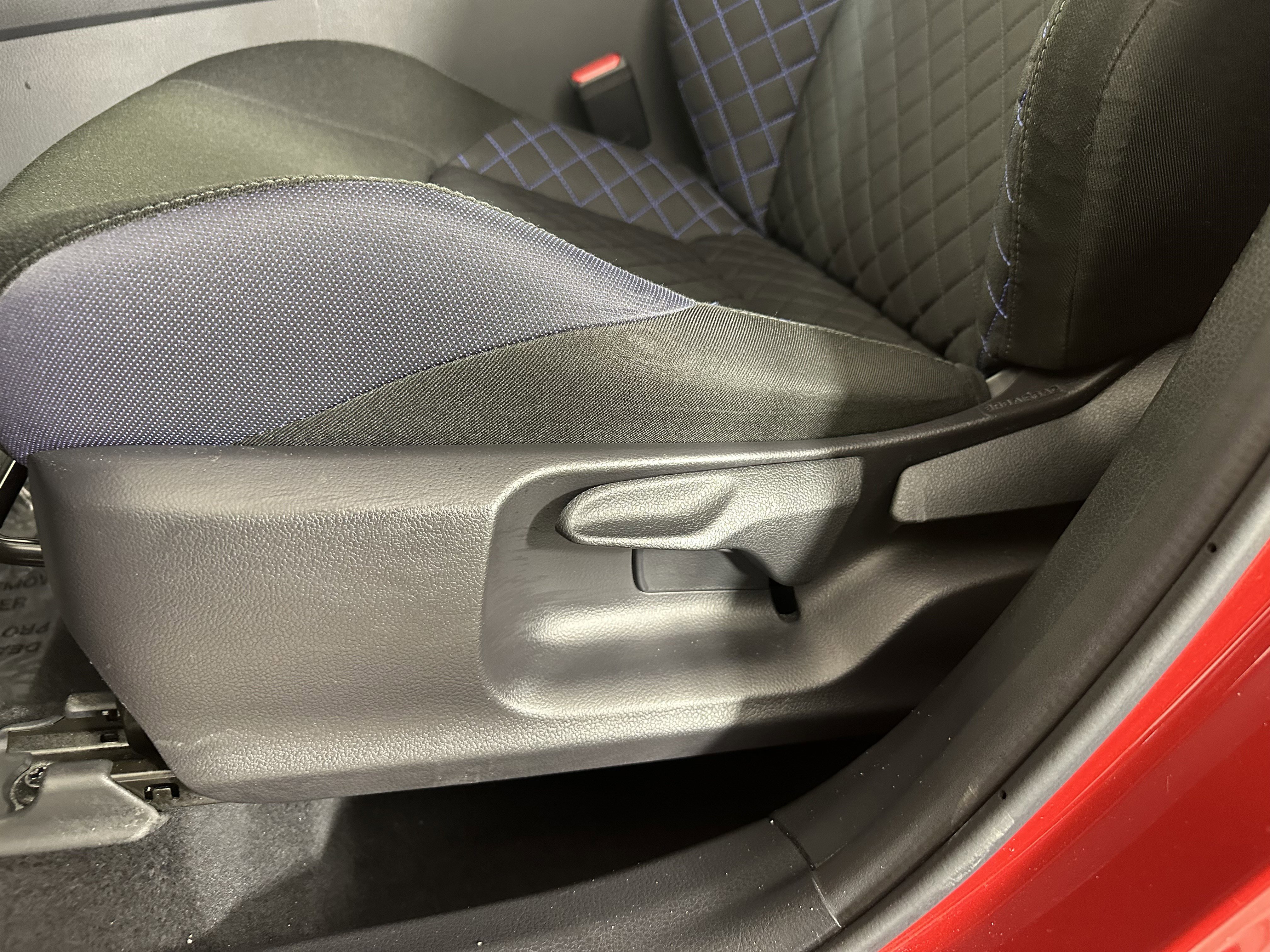 Used 2020 Toyota C-HR XLE image 24