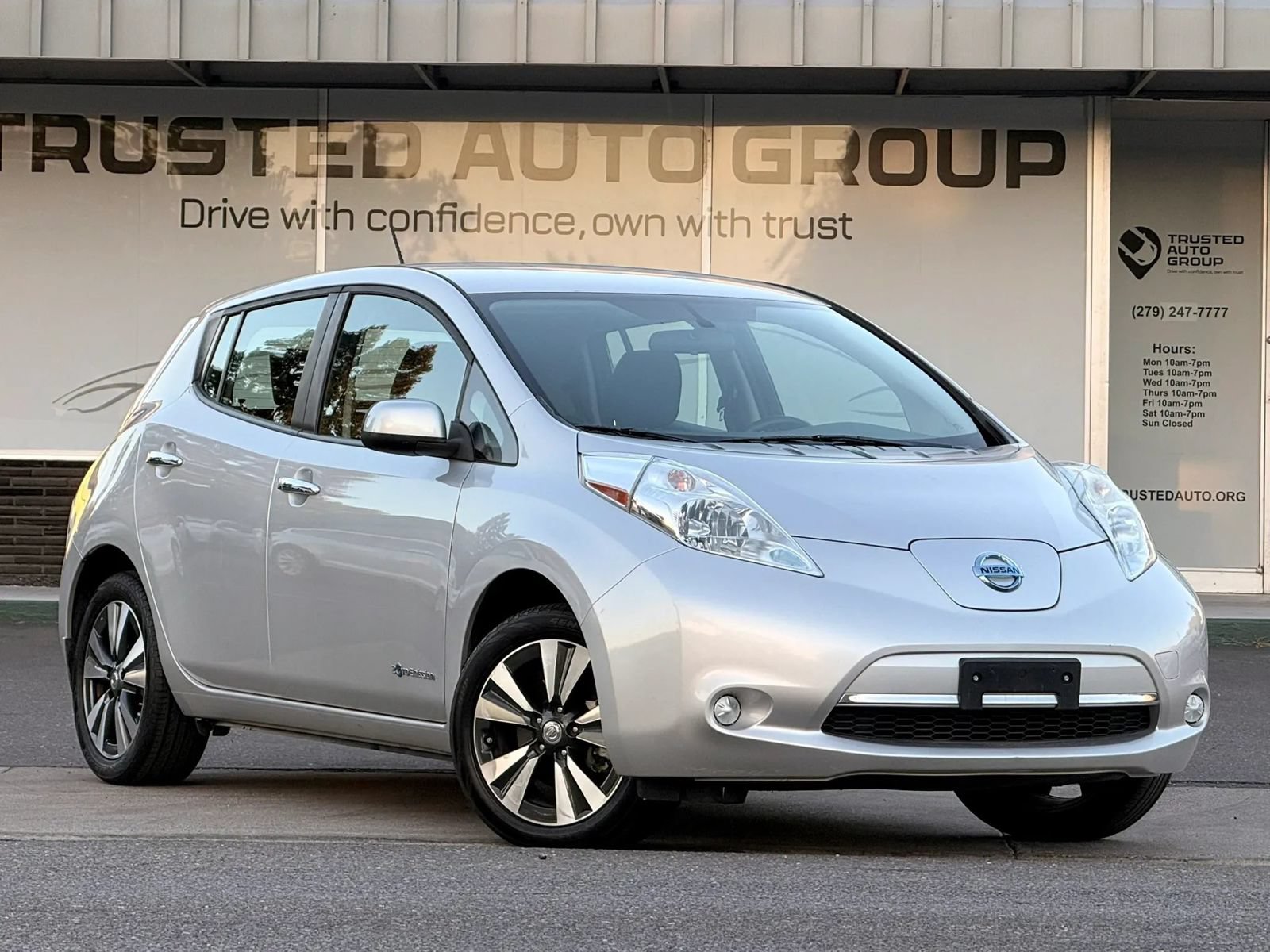 Used 2015 Nissan Leaf S w/ Charge Package FWD image 2