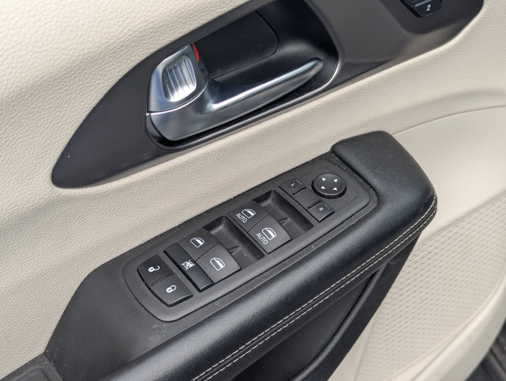 Used 2023 Chrysler Pacifica Touring-L FWD image 26