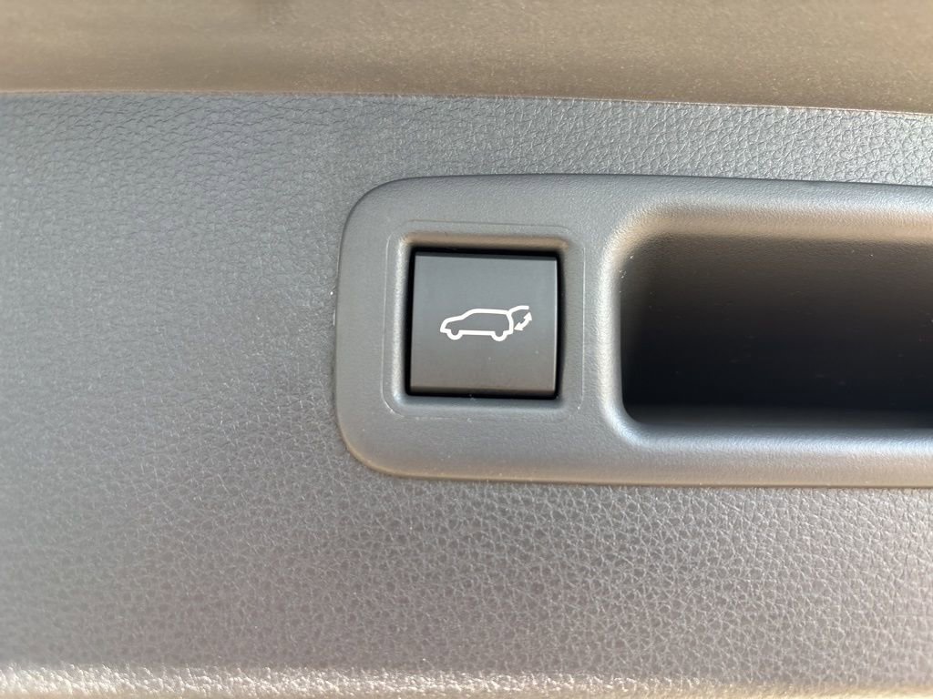 New 2026 Toyota Highlander Platinum image 9