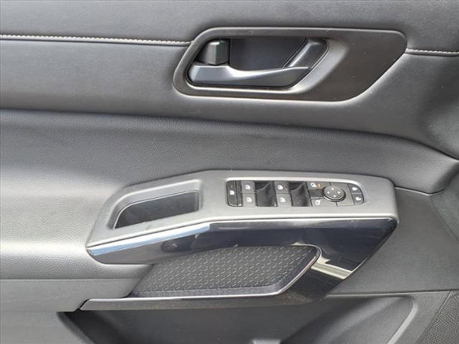 Certified 2024 Nissan Pathfinder SV image 34