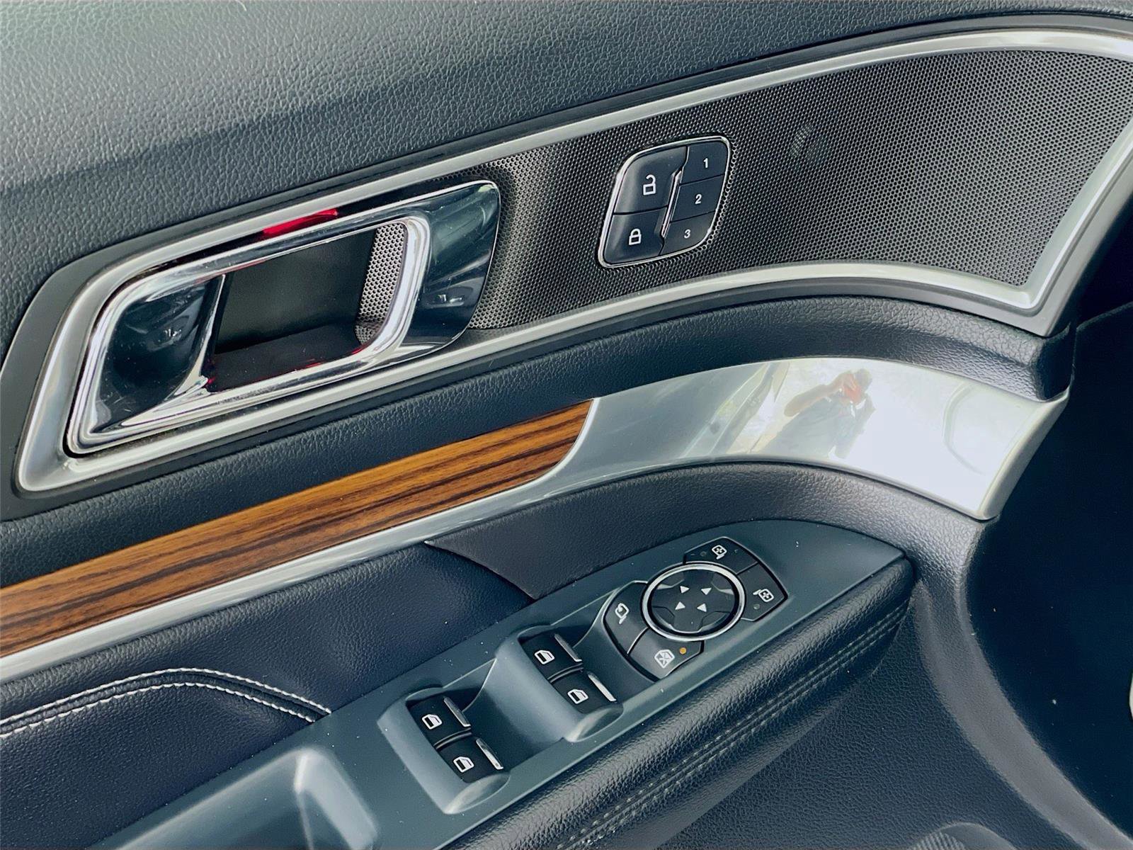 Used 2016 Ford Explorer Limited image 21