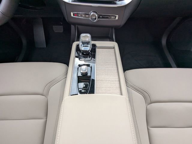 New 2025 Volvo XC90 B5 Plus w/ Protection Package Premier image 23