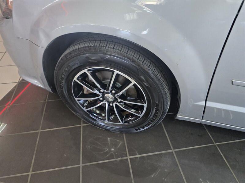 Used 2017 Dodge Grand Caravan SE FWD image 27