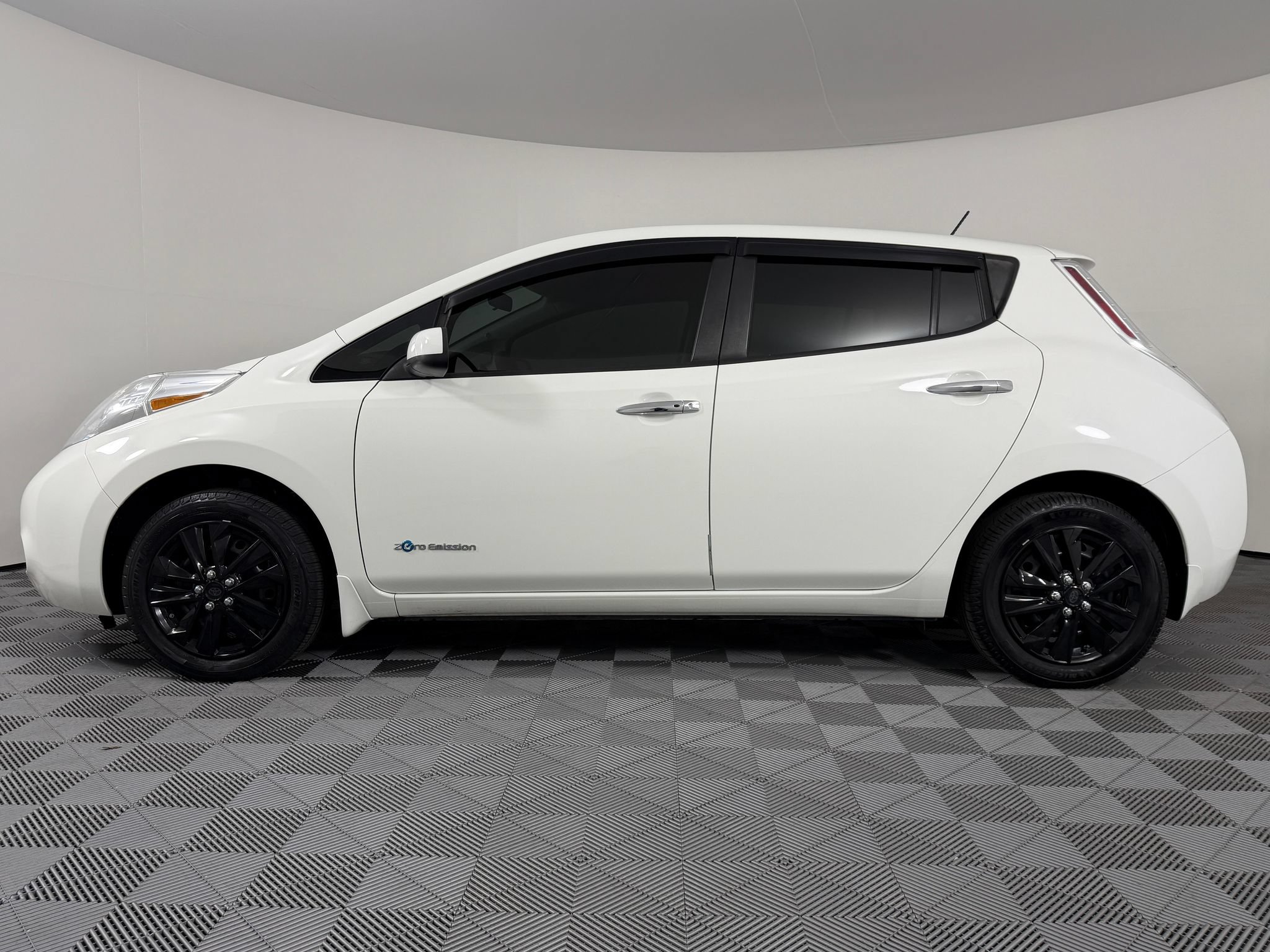 Used 2017 Nissan Leaf S FWD image 13