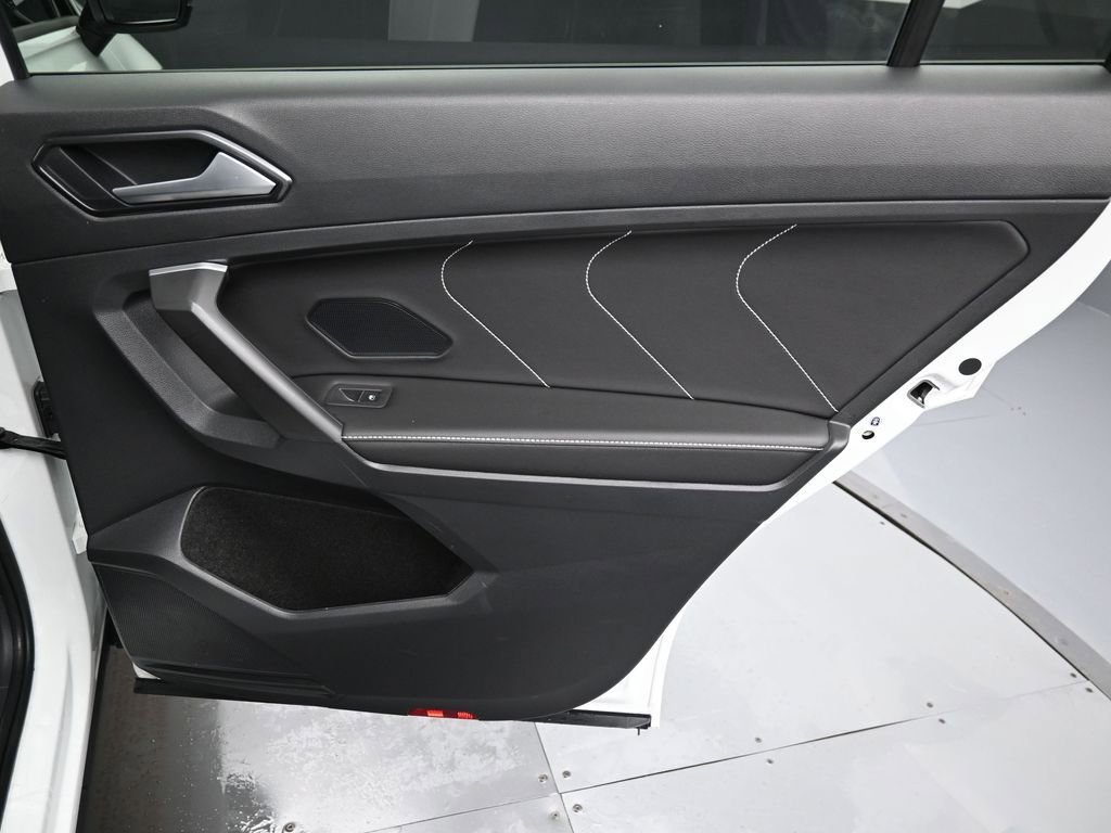 Used 2023 Volkswagen Tiguan SE R-Line image 34