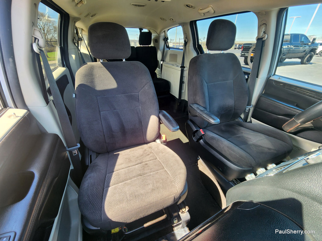 Used 2013 Dodge Grand Caravan SXT w/ Rear Park Assist Pkg FWD image 3