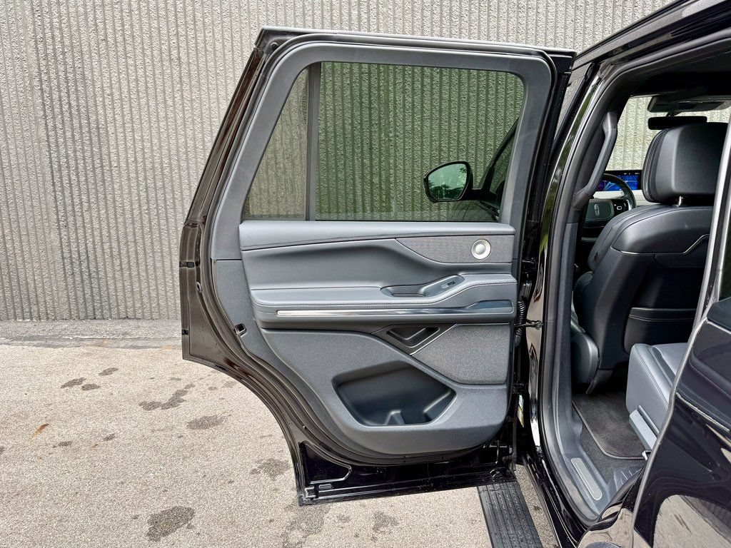Used 2025 Lincoln Navigator Reserve w/ Jet Appearance Package AWD/4WD image 15
