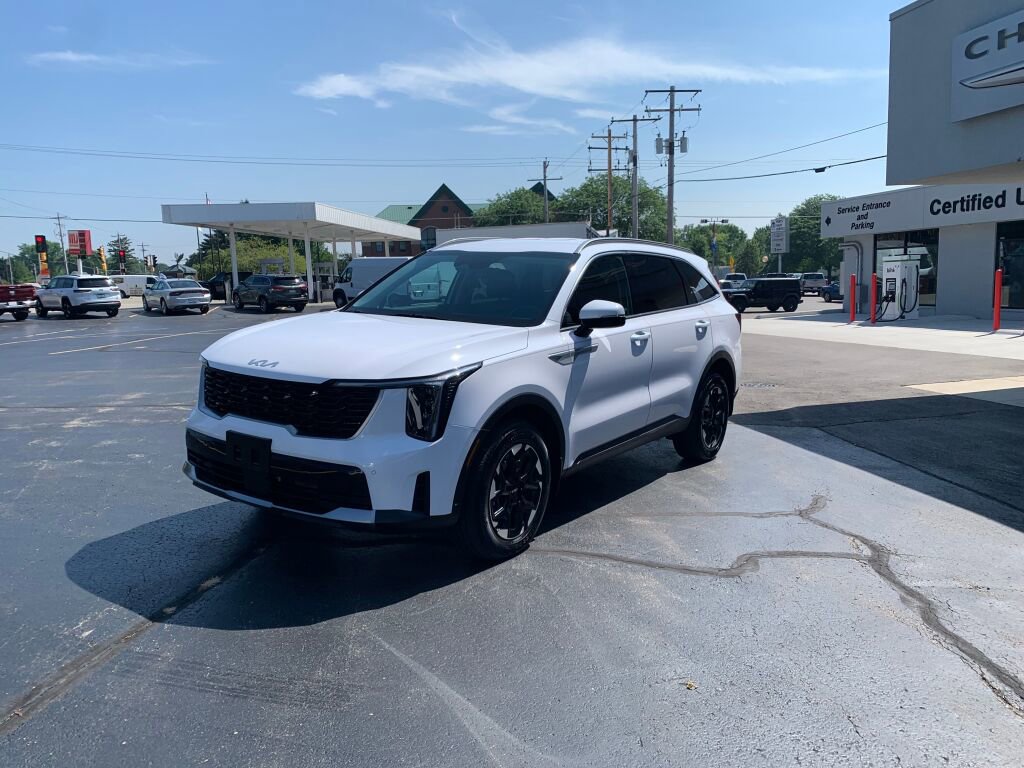 Used 2025 Kia Sorento S image 4