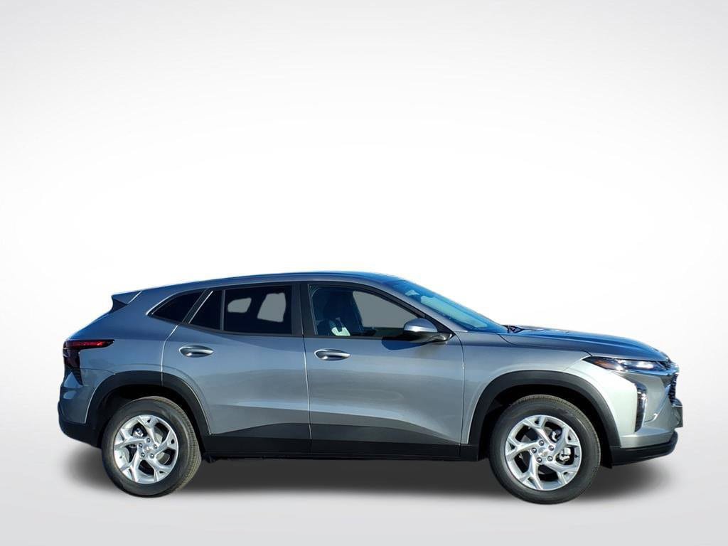 New 2026 Chevrolet Trax LS w/ LS Convenience Package FWD image 2