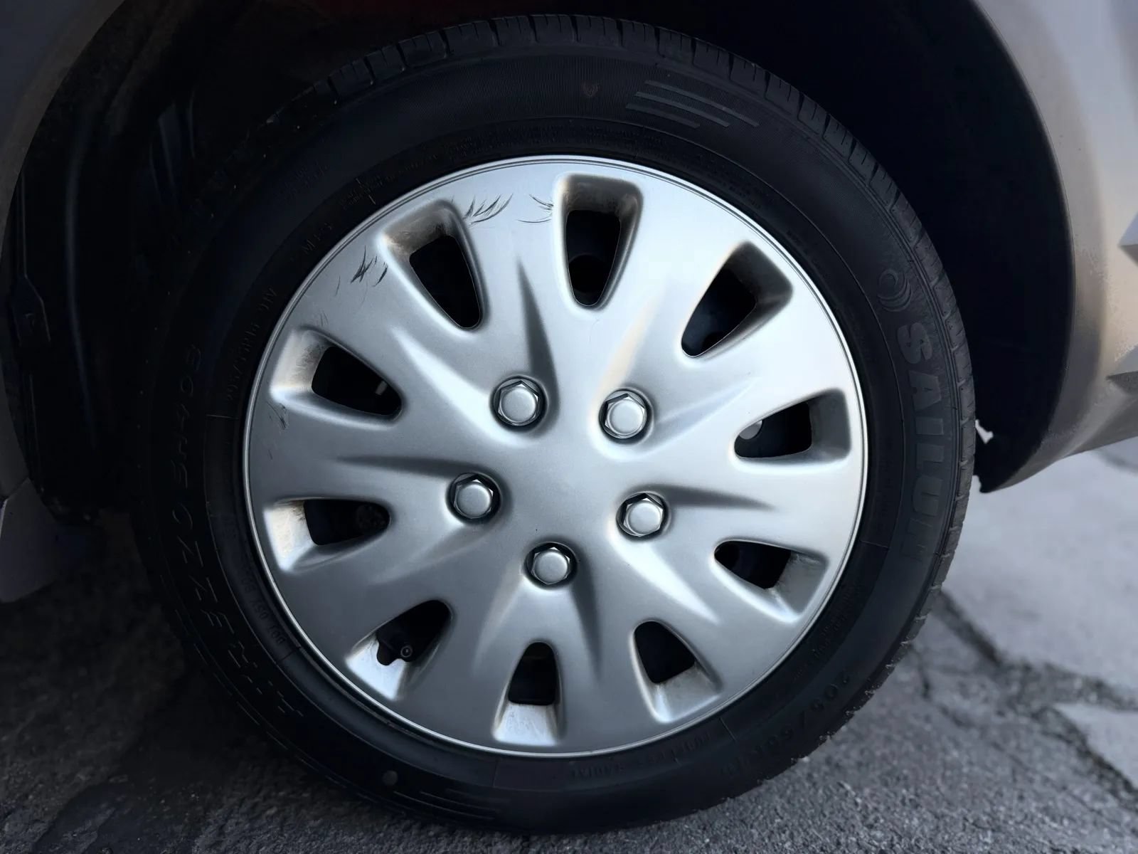 Used 2006 Pontiac Vibe FWD image 25