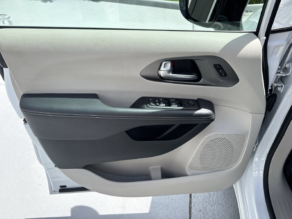 Used 2024 Chrysler Pacifica Touring-L FWD image 38