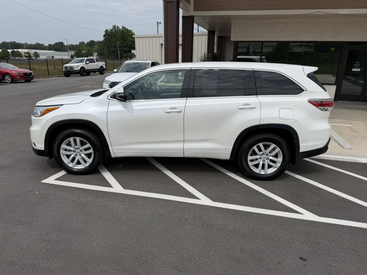 Used 2015 Toyota Highlander LE AWD/4WD image 3