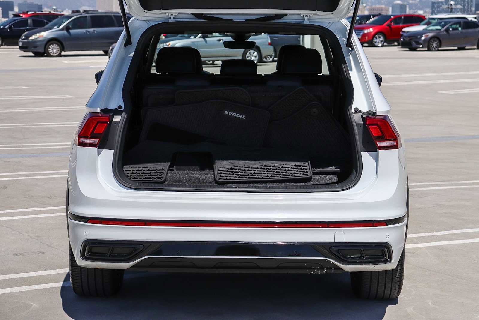 Used 2023 Volkswagen Tiguan SE R-Line FWD image 30