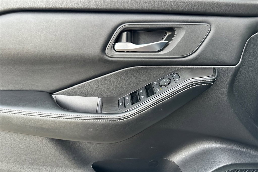 Used 2025 Nissan Rogue SV image 12