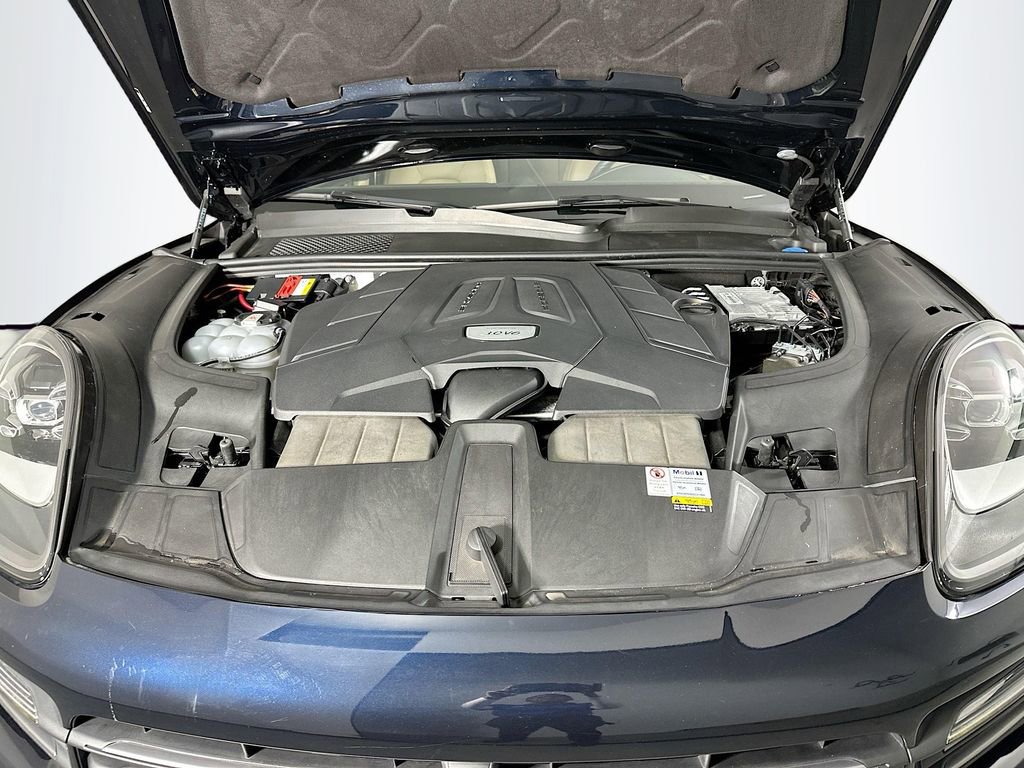 Certified 2022 Porsche Cayenne Platinum Edition image 33