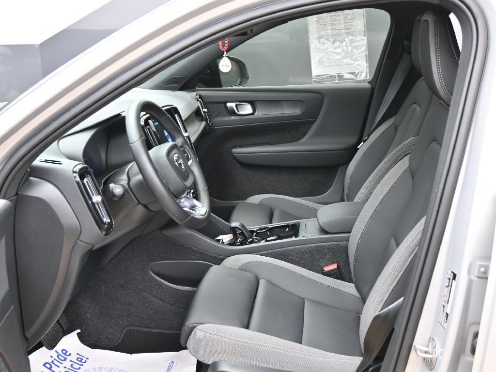 Used 2025 Volvo EX40 Core AWD/4WD image 34