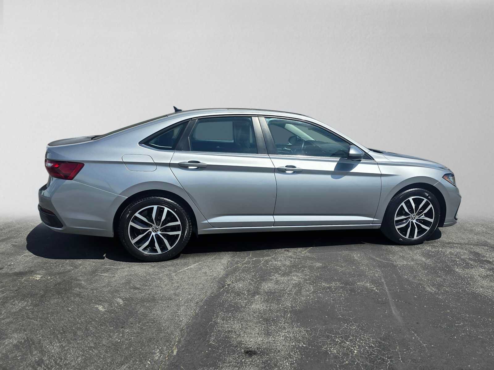 Used 2025 Volkswagen Jetta SE FWD image 2