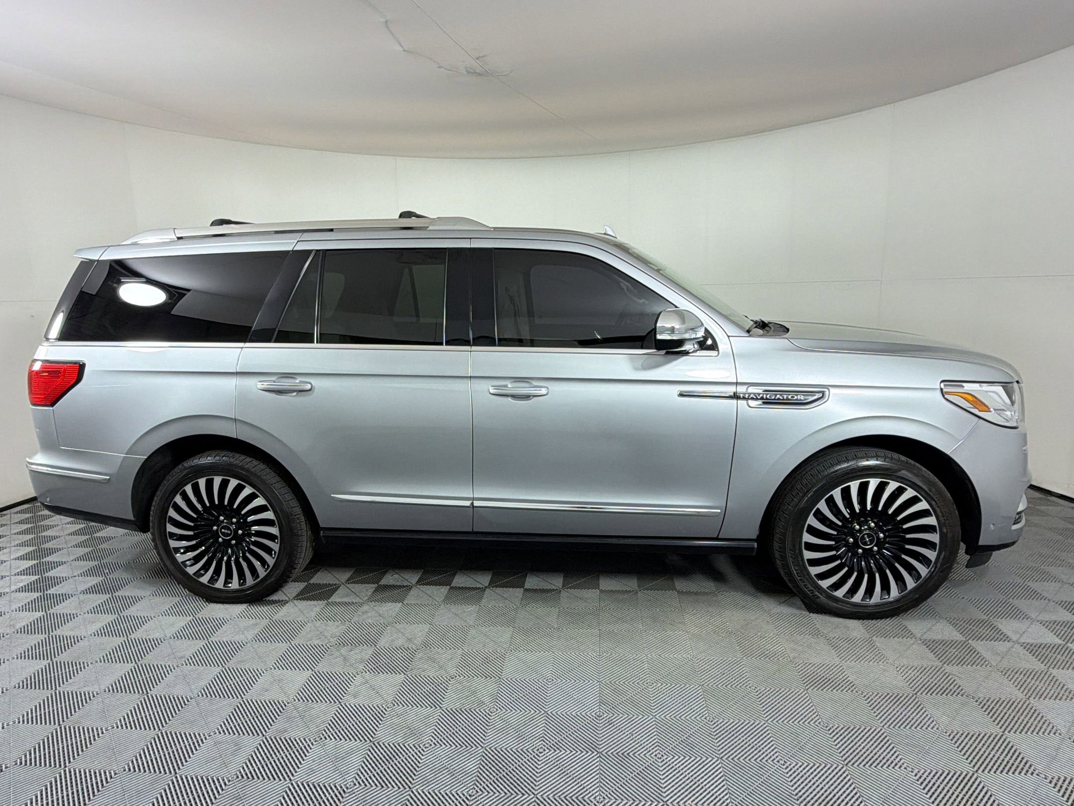 Used 2021 Lincoln Navigator Black Label w/ Cargo Convenience Package AWD/4WD image 9