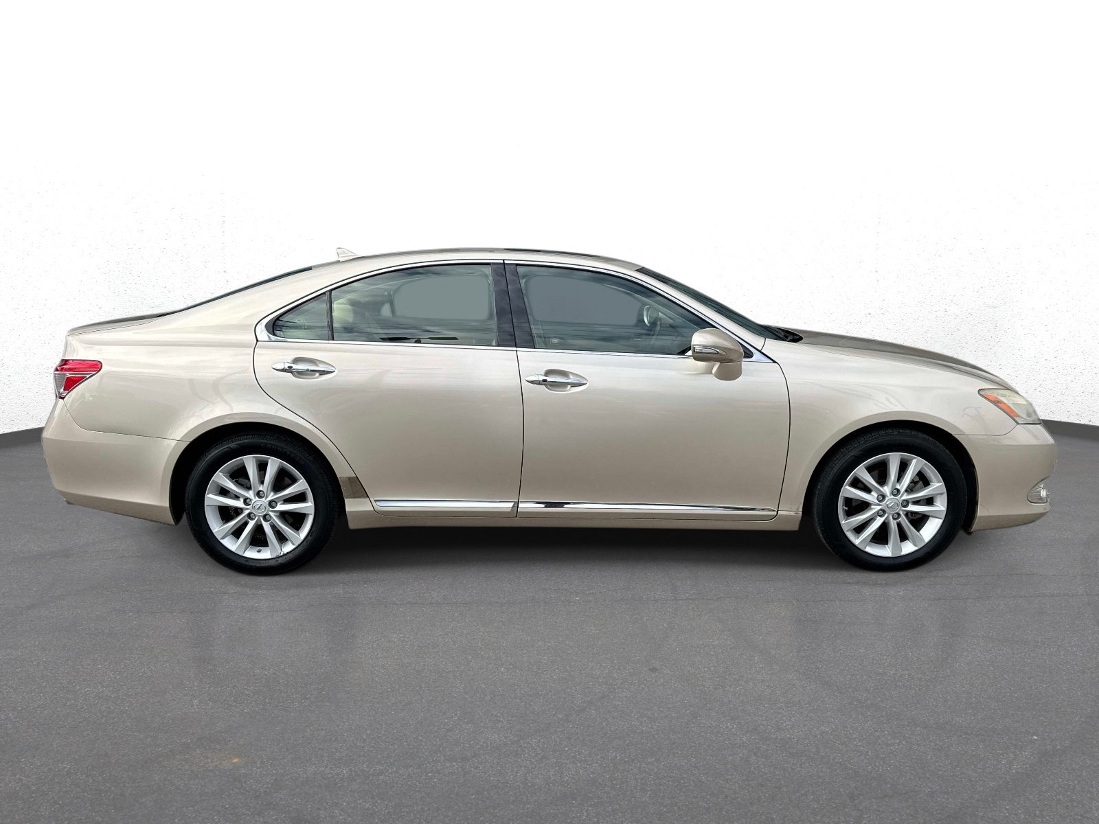 Used 2010 Lexus ES 350 w/ Preferred Accessory Package FWD image 2