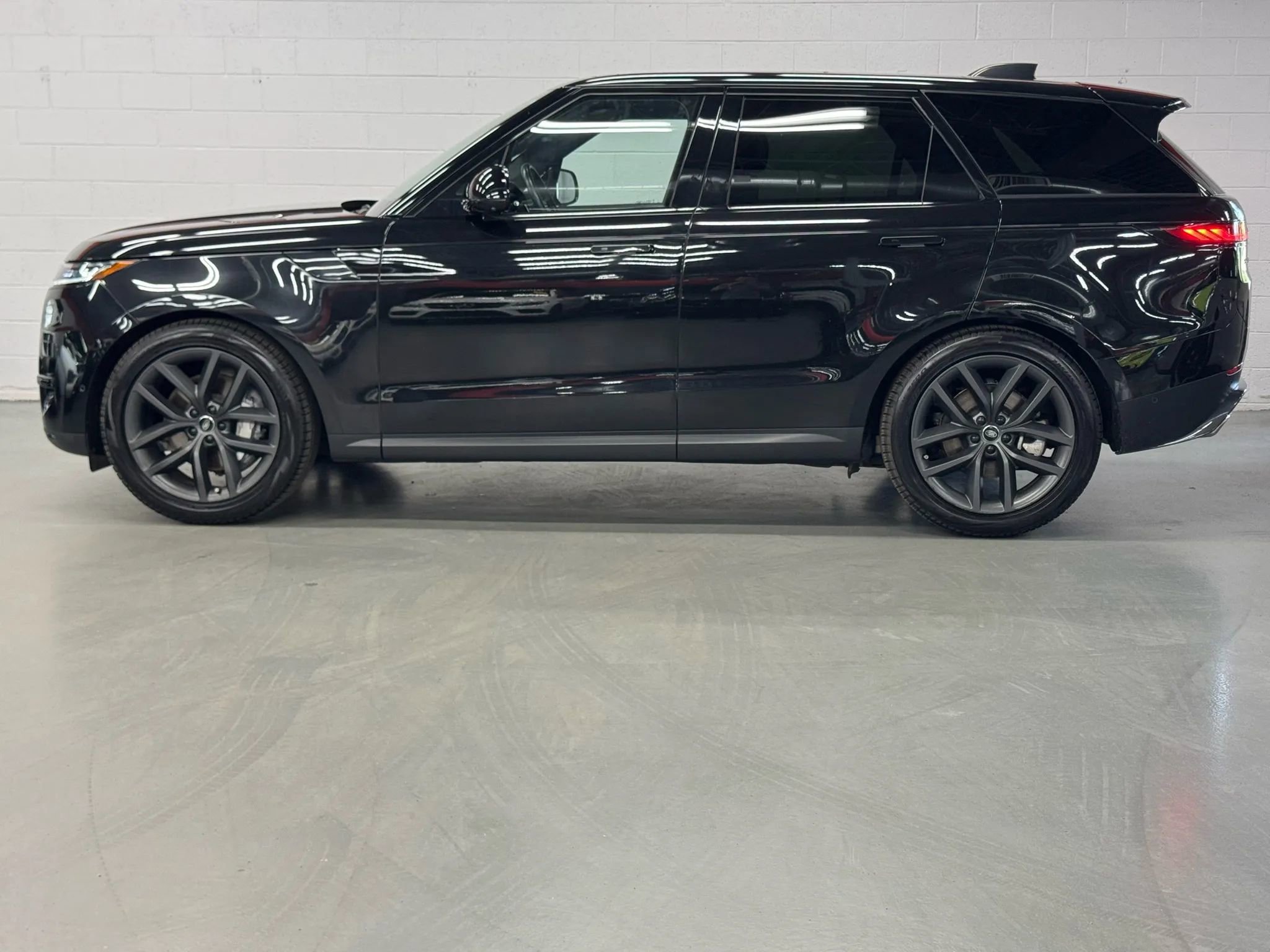 Used 2024 Land Rover Range Rover Sport SE image 2
