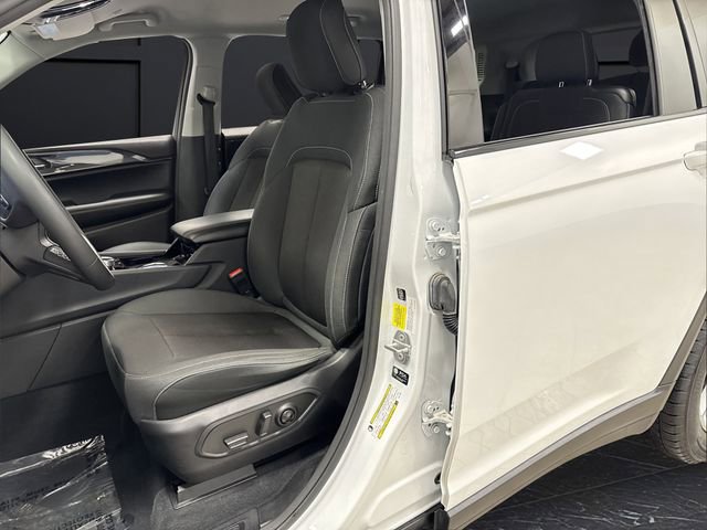 Used 2023 Jeep Grand Cherokee L Laredo image 4