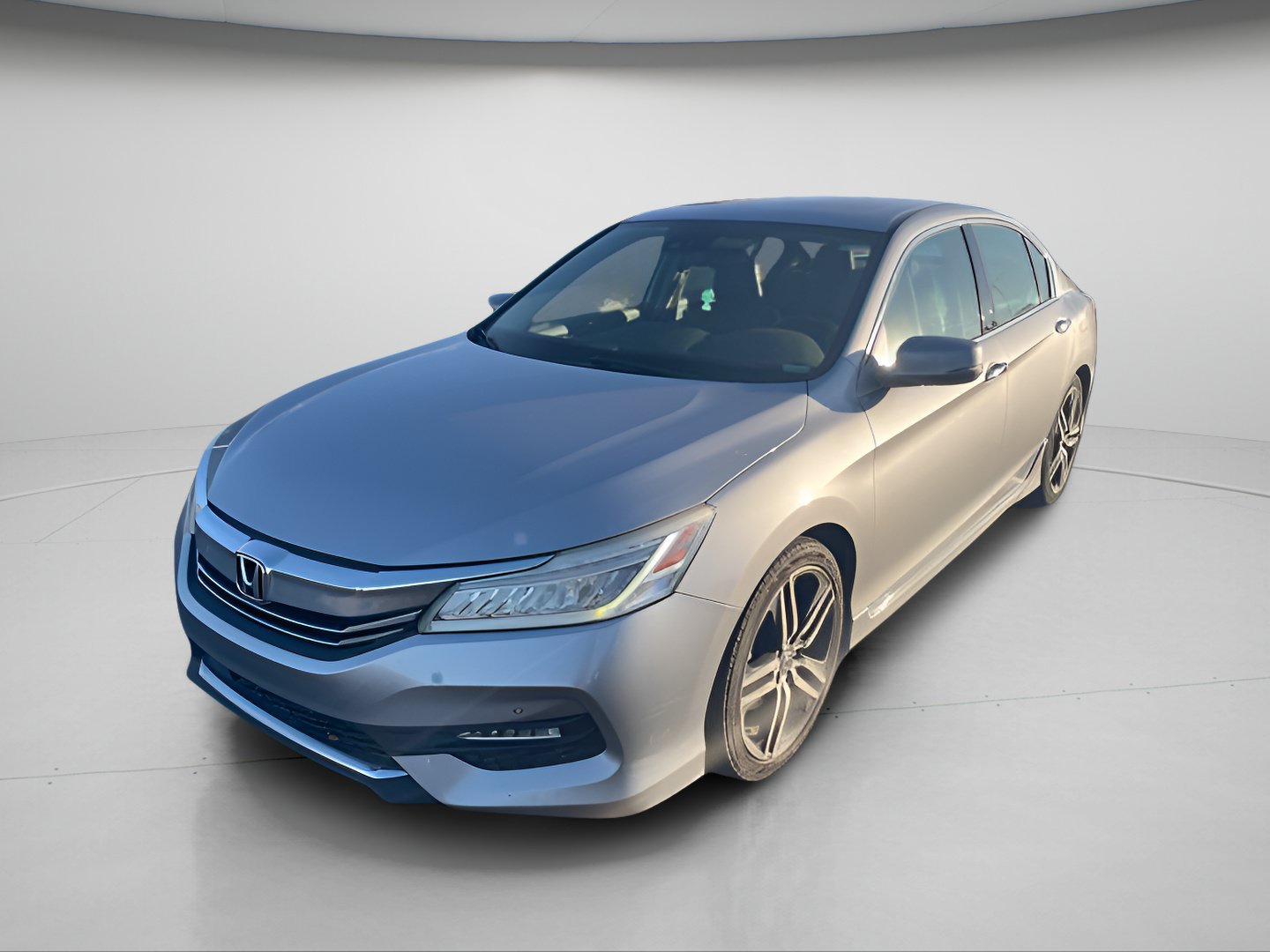 Used 2017 Honda Accord Touring image 2