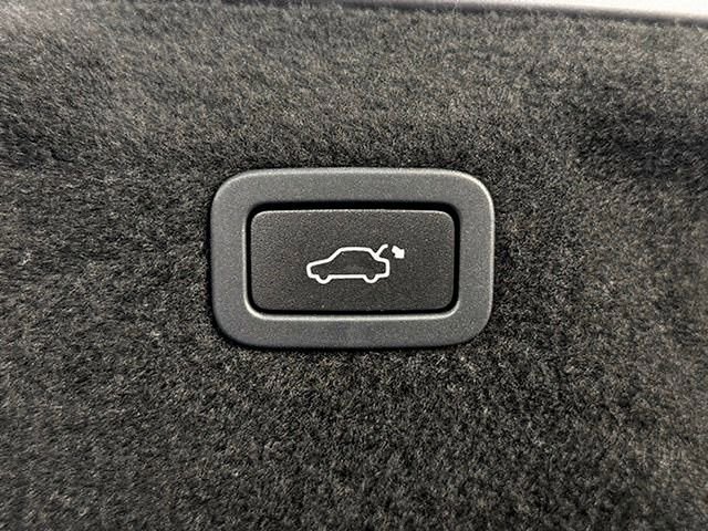 Used 2020 Jaguar XE S RWD image 18