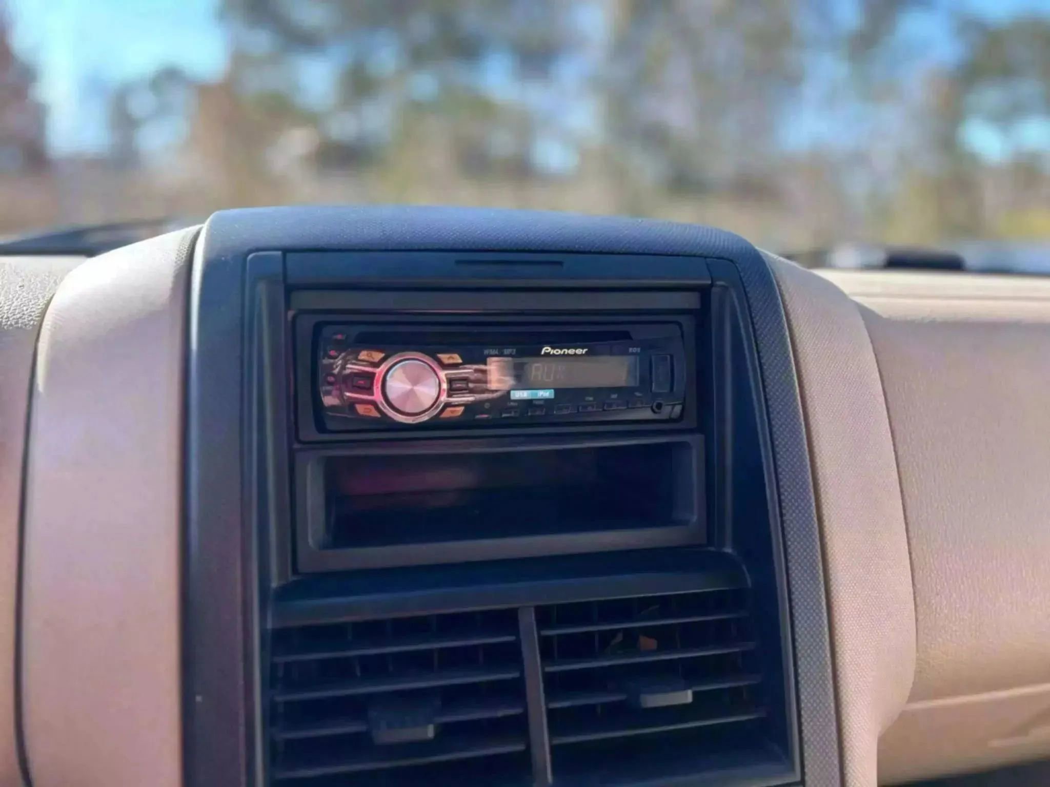 Used 2007 Ford Explorer Sport Trac Limited image 16