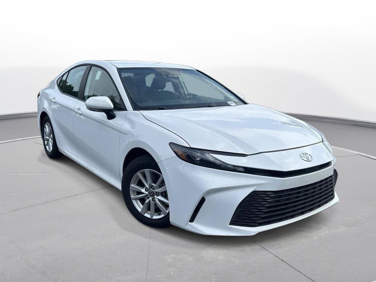Used 2025 Toyota Camry LE FWD image 4