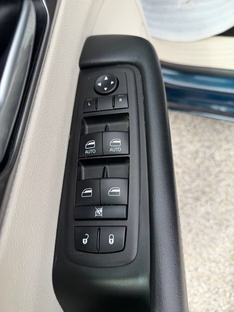Used 2023 Chrysler Pacifica Touring-L FWD image 26